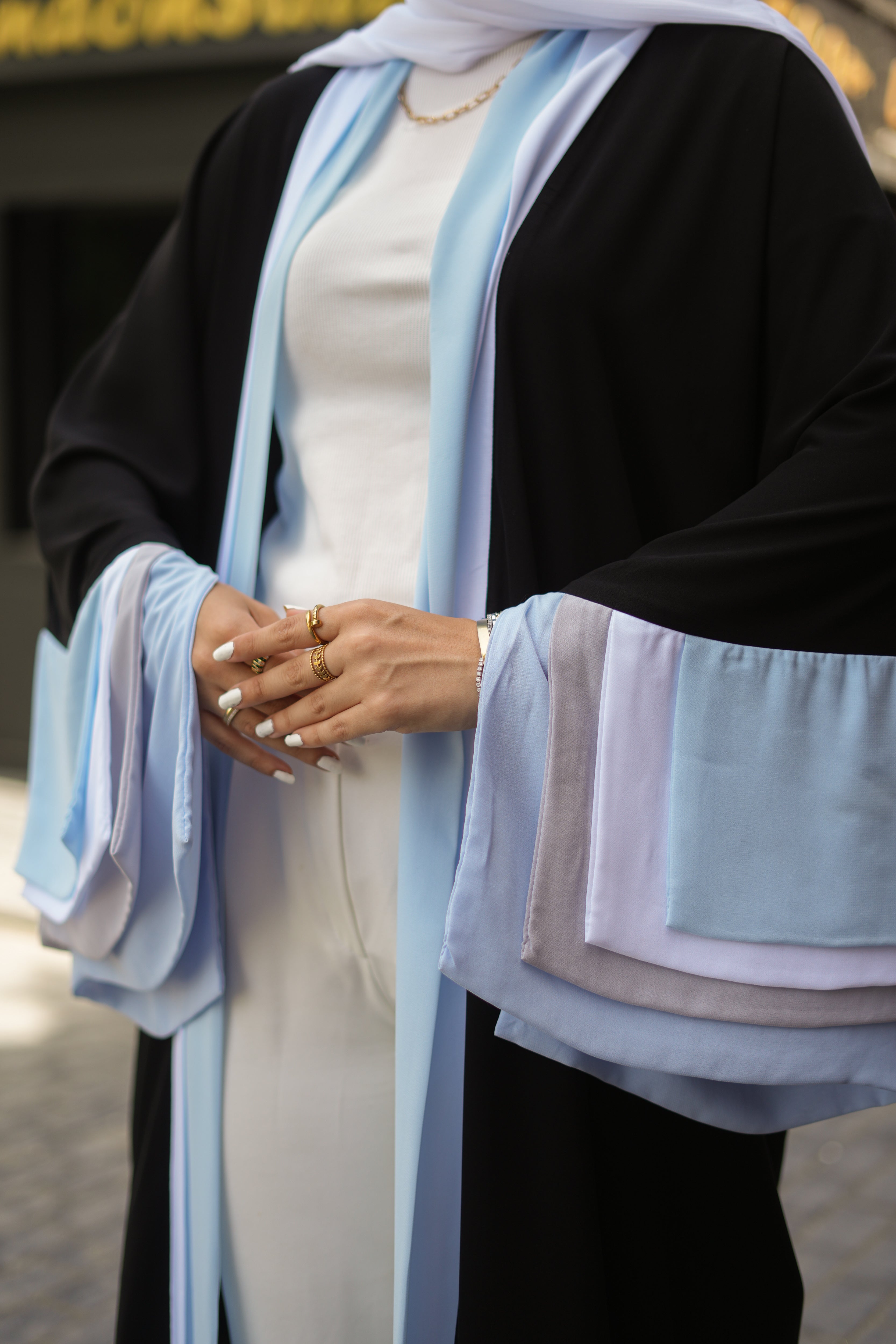 عباية مفتوحة على شكل أمواج البحر